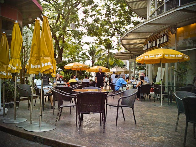 Les terrasses de Javenue sur Thonglor: un endroit bien connu des habitant du quartier pour prendre un verre a l'ombre et au calme