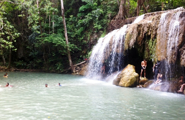 La région de Kanchanaburi est connue ses parcs nationaux kanchanaburi waterfall