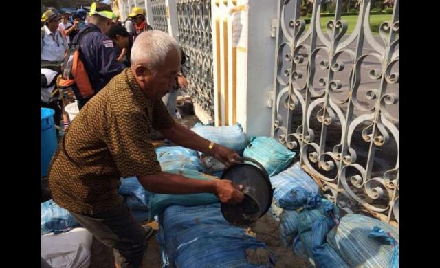 Les manifestants ont scellé les grilles des bureaux du Premier ministre ce matin avec des sacs de ciment. Photo : MCOT News