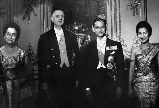 160 ans de relations franco-thaïlandaises 3 - thailande-fr Le Roi Bhumibol et la Reine Sirikit, en 1960 avec le général de Gaulle