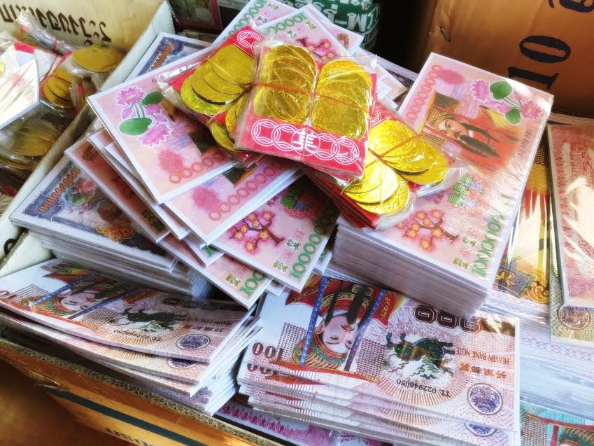 Faux billets en vente sur un marché de Chinatown à Bangkok