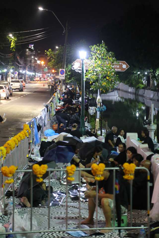 Le public commence à affluer en masse autour de Sanam Luang 2 - thailande-fr mourners 002 - thailande-fr