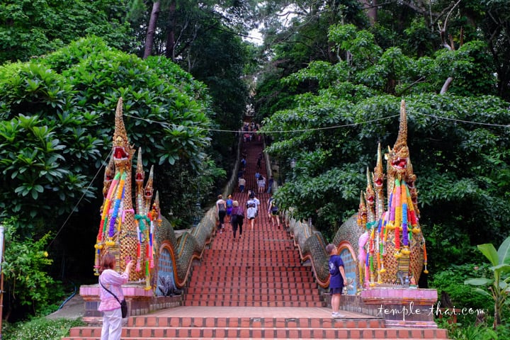 Le célèbre escalier du Wat Phrathat Doi Suthep - thailande-fr