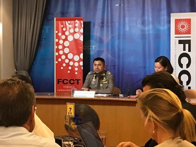 Thaïlande: visite d'un centre de détention à Bangkok 5 - thailande-fr Surachate Hakparn s'adresse aux journalistes du FCCT lors d'un débat le 16 janvier à Bangkok.