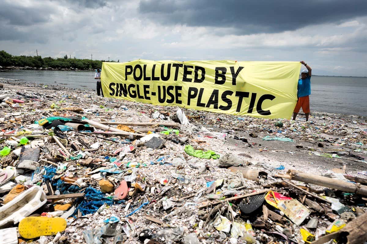 Des camions-poubelles qui roulent avec les déchets plastiques qu