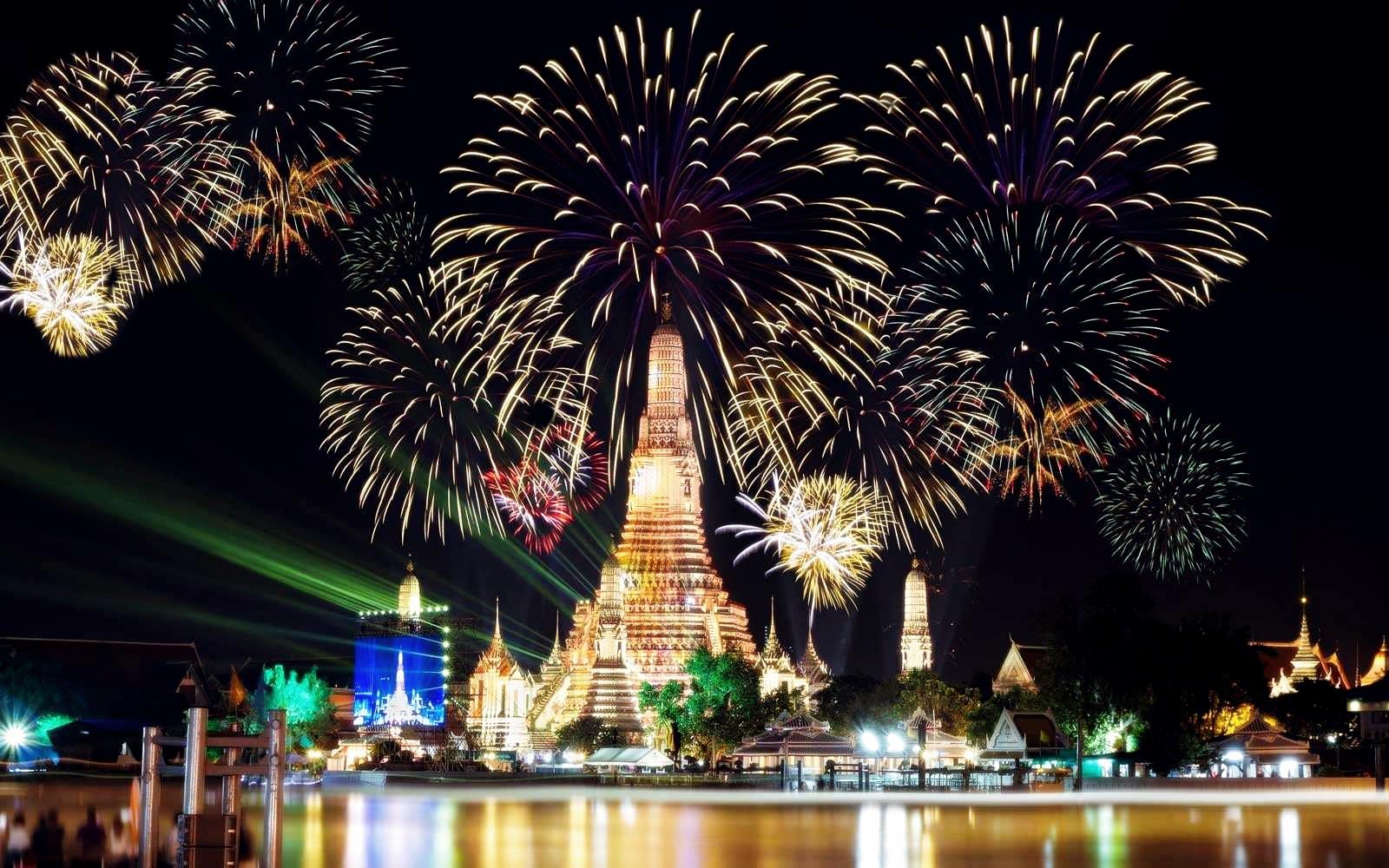 f1796183 ny bangkok wat arun fireworks new year - thailande-fr