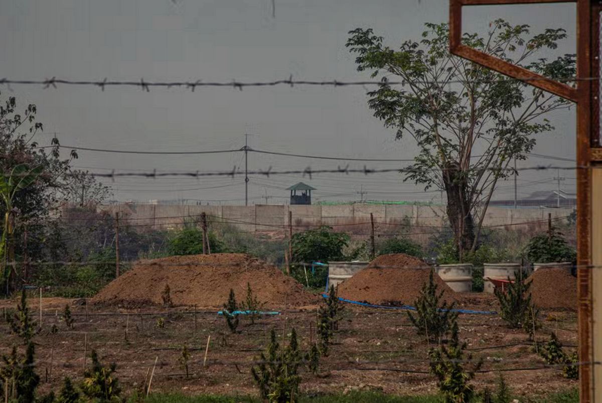 Crise humanitaire à la frontière thaïlandaise : qui sont les victimes des réseaux de cyber-escroqueries ? 4 - thailande-fr Vue du « KK Park », camp de travail forcé à Myawaddy, en Birmanie, 1/03/2024 (Le Monde/ Mauk Kham Wah)