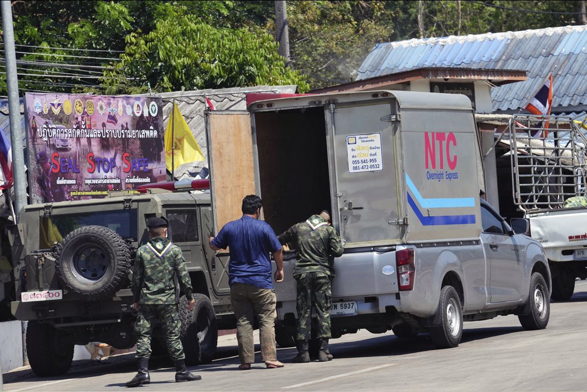 Crise humanitaire à la frontière thaïlandaise : qui sont les victimes des réseaux de cyber-escroqueries ? 5 - thailande-fr Un soldat thaïlandais inspecte un camion à la frontière entre la Thaïlande et la Birmanie, dans la ville de Mae Sot, afin de prévenir le trafic d’êtres humains. 26/02/2025 (Associated Press/Sakchai Lalit)