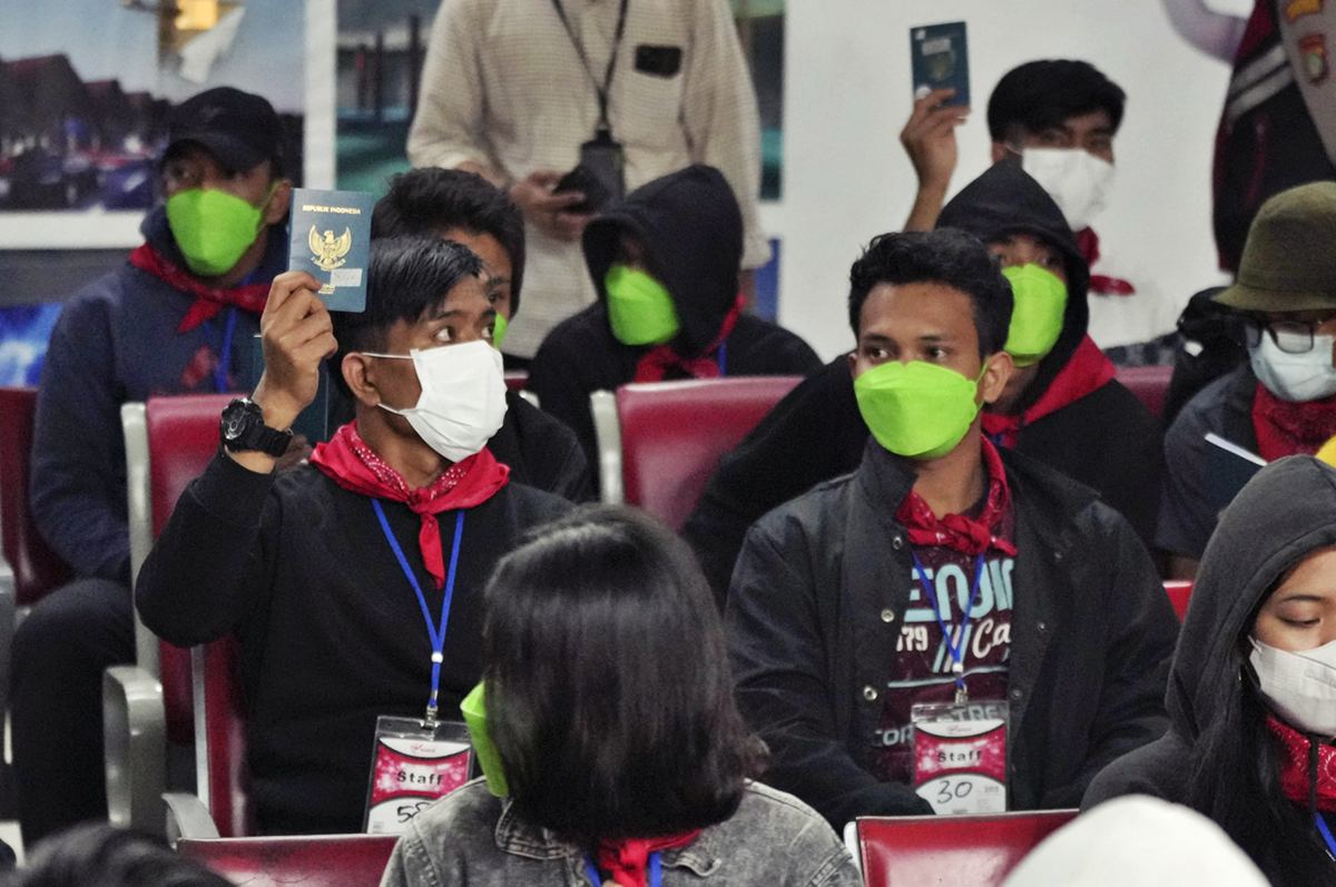 Crise humanitaire à la frontière thaïlandaise : qui sont les victimes des réseaux de cyber-escroqueries ? 7 - thailande-fr Des anciens travailleurs forcés indonésiens accueillis à l’aéroport Soekarno-Hatta de Tangerang (Associated Press/Tatan Syuflana)